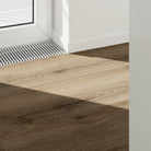 Kuechendetail mit Fenster und Klebevinyl Eiche Geraeuchert Vågå