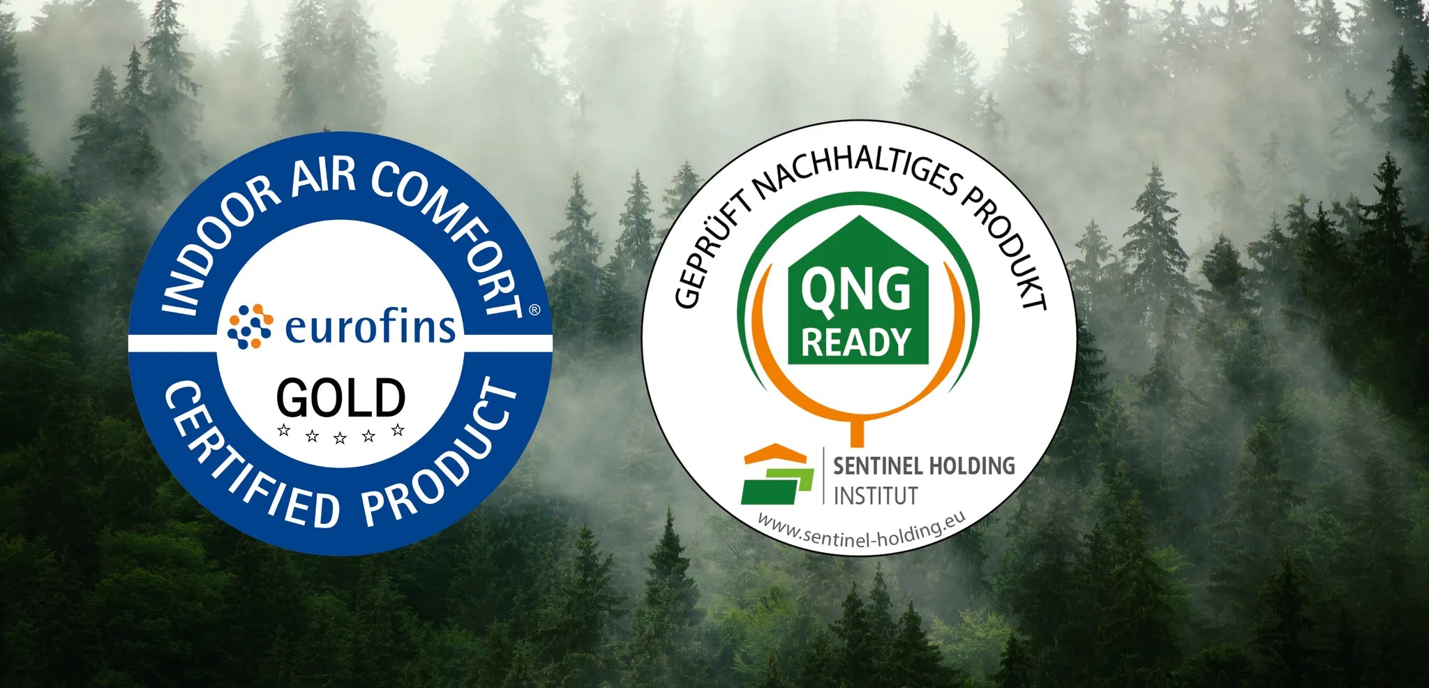 QNG Zertfikats-Emblem vor einem nebligen Wald in Oppland, Schweden